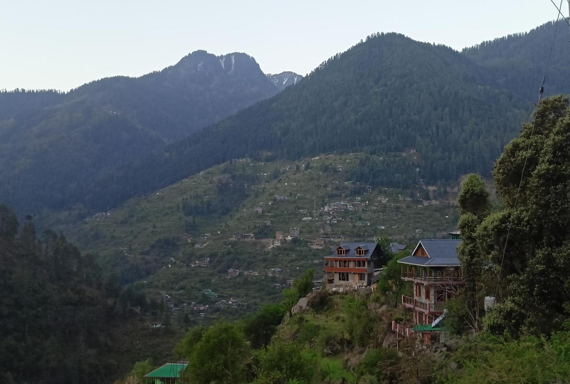 Tirthan Hilltop Home Stay Banjār Exterior foto