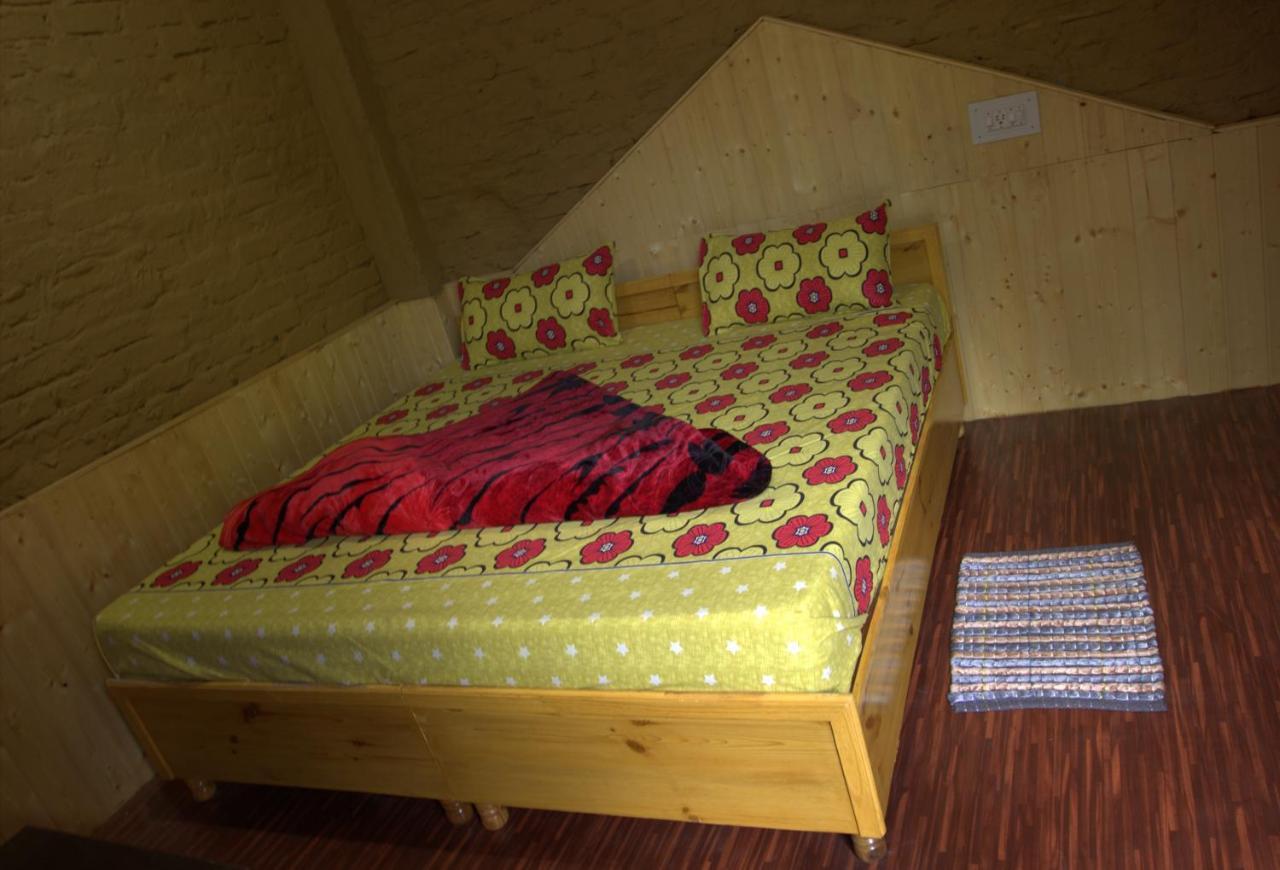 Tirthan Hilltop Home Stay Banjār Exterior foto